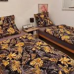 A Large Fully Furnished Private Lägenhet Linz am Rhein