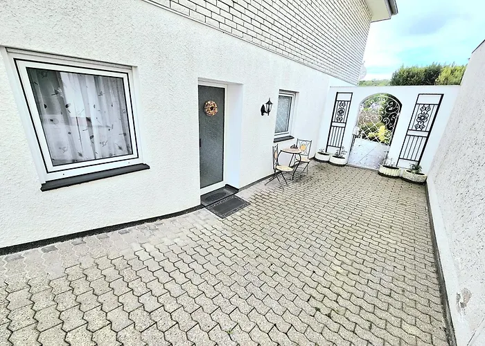 A Large Fully Furnished Private * לינץ אם ריין