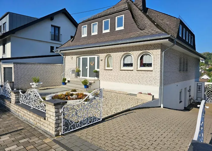 A Large Fully Furnished Private דירה