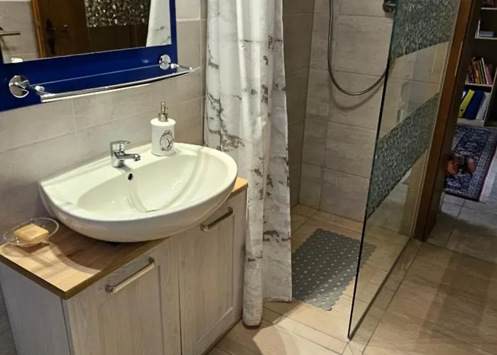 A Large Fully Furnished Private דירה *